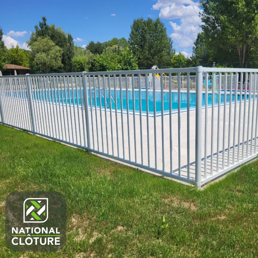 clôture barreaudé blanche autour d'une piscine